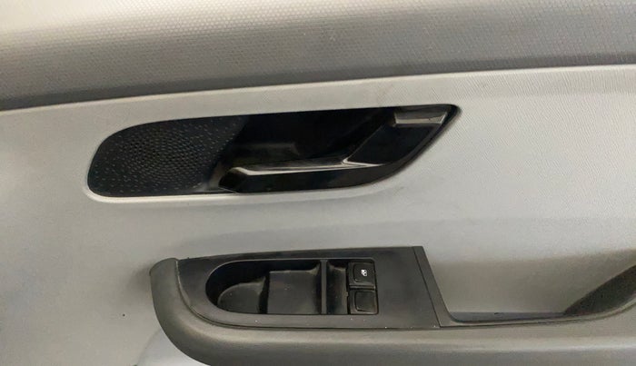 2020 Tata ALTROZ XE PETROL, Petrol, Manual, 31,679 km, Driver Side Door Panels Control