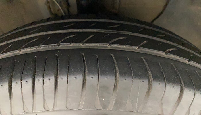 2014 Hyundai Elite i20 MAGNA 1.2, Petrol, Manual, 68,609 km, Right Front Tyre Tread