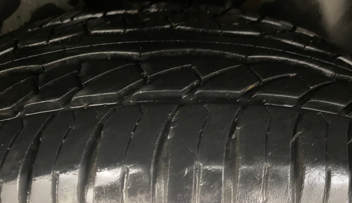 2015 Volkswagen Vento HIGHLINE 1.6 MPI, Petrol, Manual, 57,746 km, Right Rear Tyre Tread