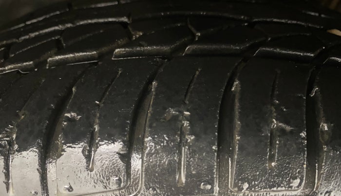 2015 Volkswagen Vento HIGHLINE 1.6 MPI, Petrol, Manual, 57,746 km, Left Front Tyre Tread