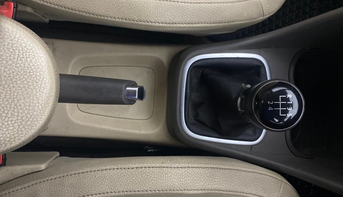 2015 Volkswagen Vento HIGHLINE 1.6 MPI, Petrol, Manual, 57,746 km, Gear Lever