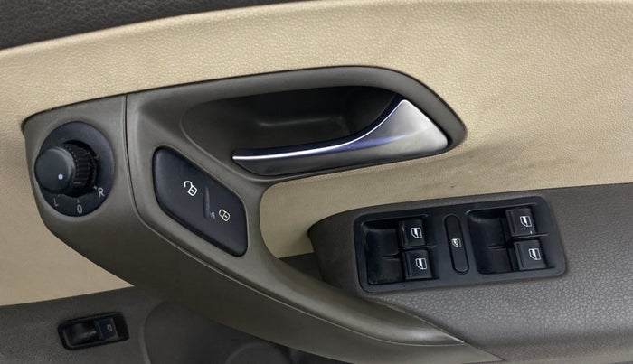 2015 Volkswagen Vento HIGHLINE 1.6 MPI, Petrol, Manual, 57,746 km, Driver Side Door Panels Control