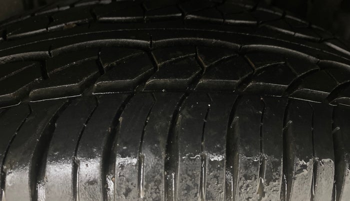 2015 Volkswagen Vento HIGHLINE 1.6 MPI, Petrol, Manual, 57,746 km, Left Rear Tyre Tread