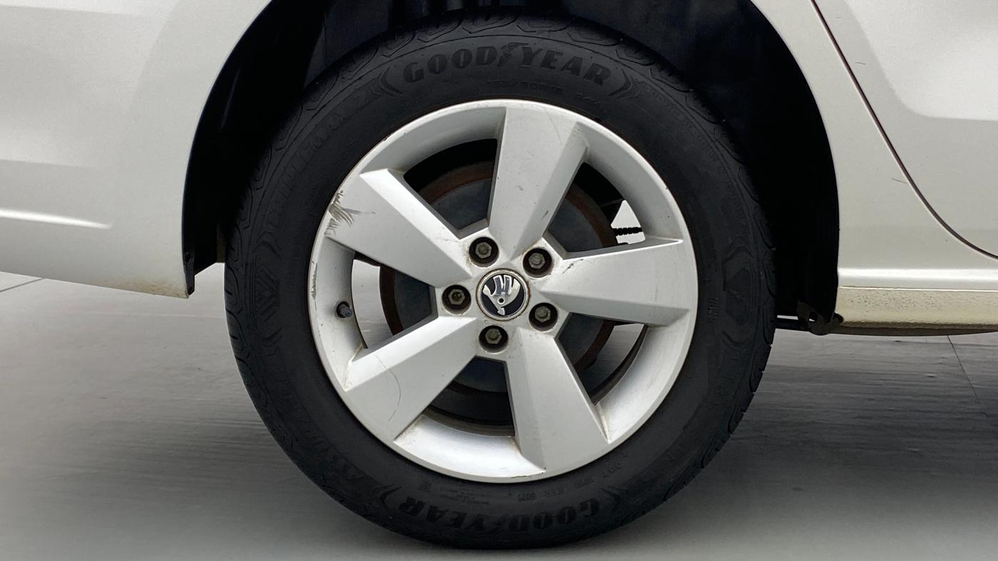 2015 Skoda Rapid 1.5 TDI AT STYLE PLUS, Diesel, Automatic, 35,457 km, Right Rear Wheel