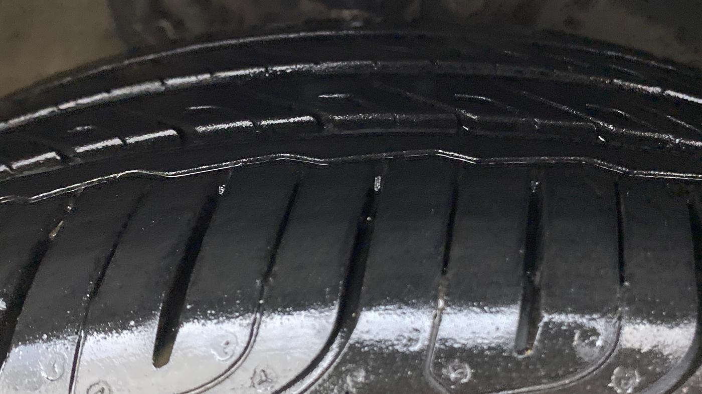 2015 Skoda Rapid 1.5 TDI AT STYLE PLUS, Diesel, Automatic, 35,457 km, Right Front Tyre Tread