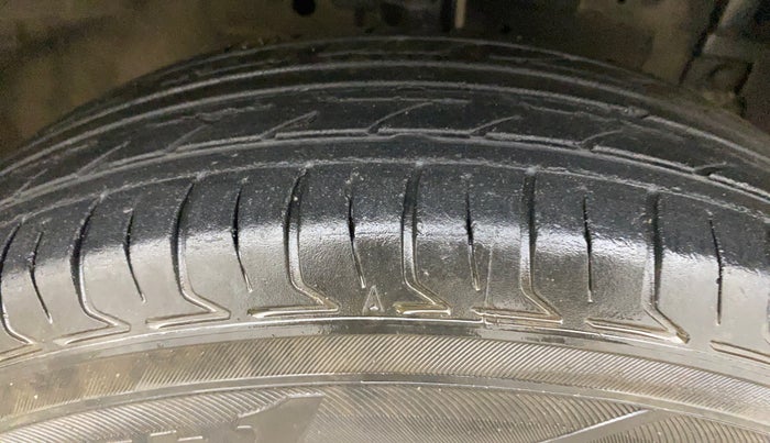 2014 Maruti Swift Dzire VXI, Petrol, Manual, 1,38,507 km, Right Front Tyre Tread
