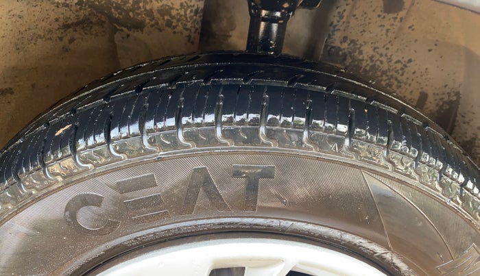 2016 Renault Kwid RXL, Petrol, Manual, 66,887 km, Right Front Tyre Tread