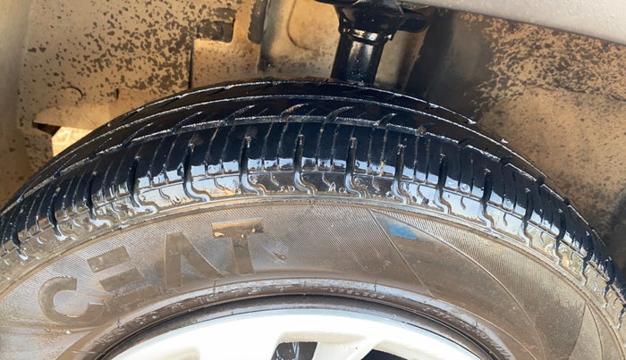 2016 Renault Kwid RXL, Petrol, Manual, 66,887 km, Left Front Tyre Tread