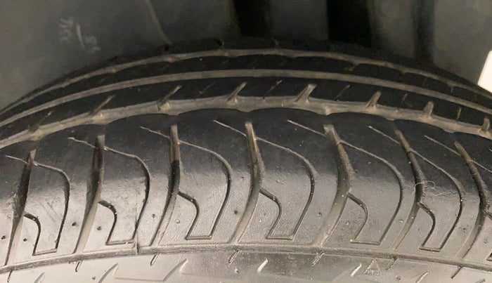 2015 Maruti Swift VXI, Petrol, Manual, 33,266 km, Left Rear Tyre Tread