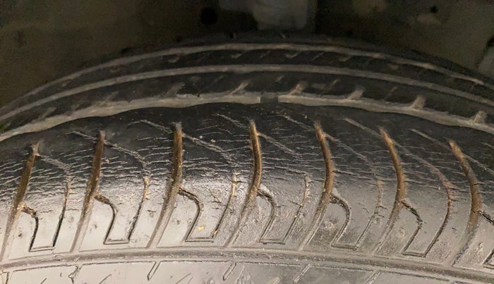 2015 Maruti Swift VXI, Petrol, Manual, 33,266 km, Right Front Tyre Tread
