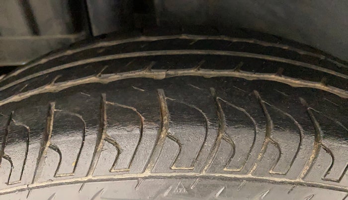 2015 Maruti Swift VXI, Petrol, Manual, 33,266 km, Right Rear Tyre Tread
