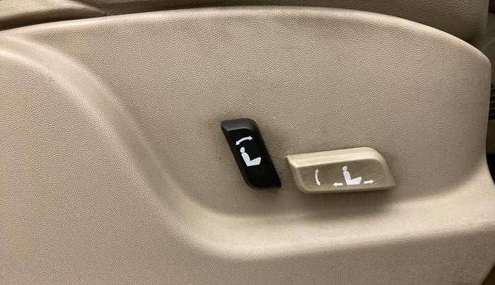 2017 Mahindra XUV500 W10 1.99, Diesel, Manual, 71,597 km, Driver Side Adjustment Panel