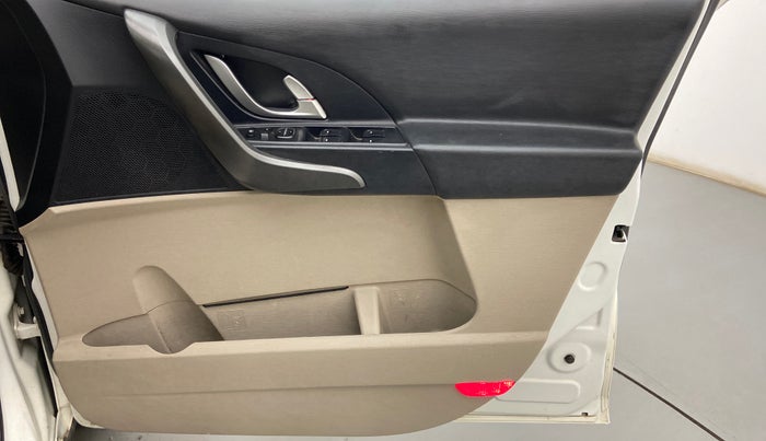 2017 Mahindra XUV500 W10 1.99, Diesel, Manual, 71,597 km, Driver Side Door Panels Control