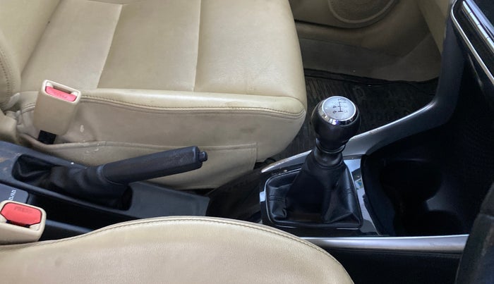 2019 Toyota YARIS V MT, Petrol, Manual, 30,300 km, Gear Lever