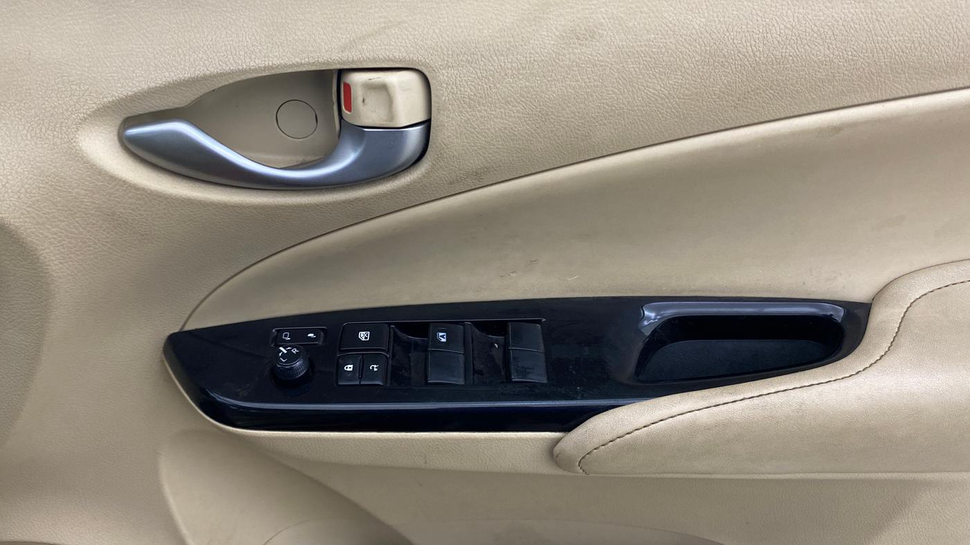 2019 Toyota YARIS V MT, Petrol, Manual, 30,226 km, Driver Side Door Panels Control