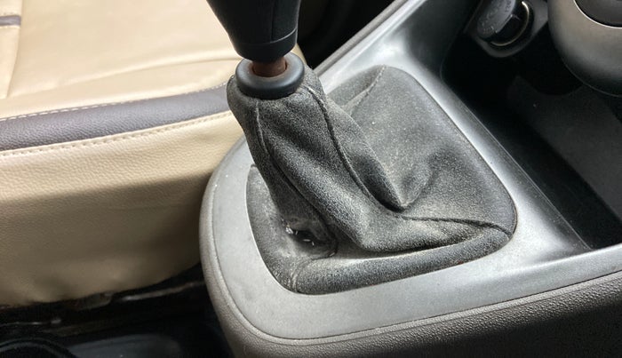 2010 Hyundai i10 MAGNA 1.2, Petrol, Manual, 50,014 km, Gear lever - Boot cover slightly torn