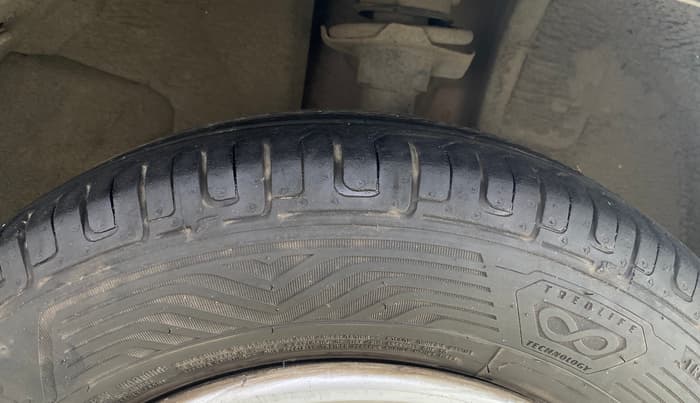 2017 Renault Kwid RXT 1.0 (O), Petrol, Manual, 1,28,267 km, Right Front Tyre Tread