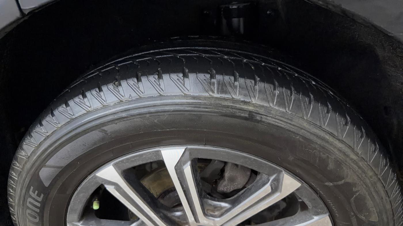 2023 Mahindra XUV700 AX 7 P MT 7 STR, Petrol, Manual, 60,592 km, Left Rear Tyre Tread