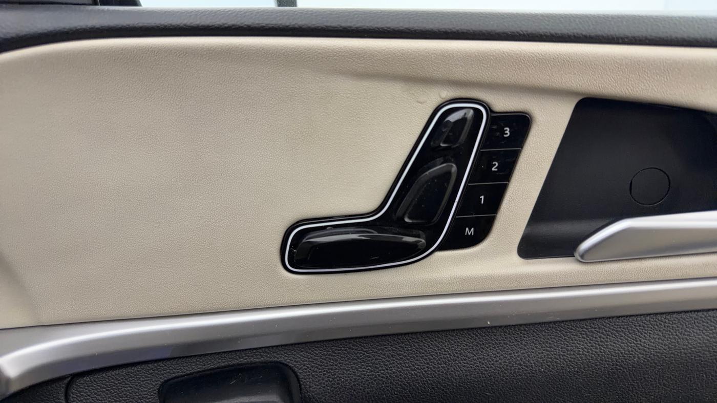 2023 Mahindra XUV700 AX 7 P MT 7 STR, Petrol, Manual, 60,592 km, Driver Side Adjustment Panel