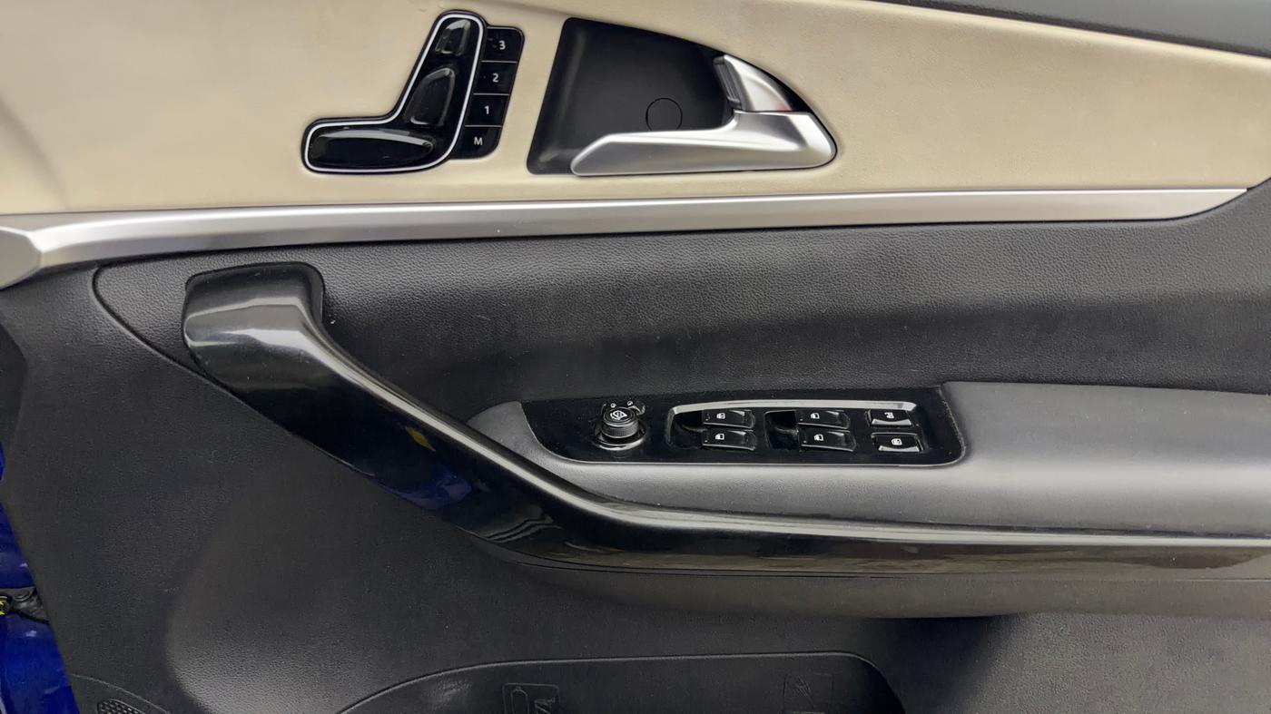 2023 Mahindra XUV700 AX 7 P MT 7 STR, Petrol, Manual, 60,592 km, Driver Side Door Panels Control