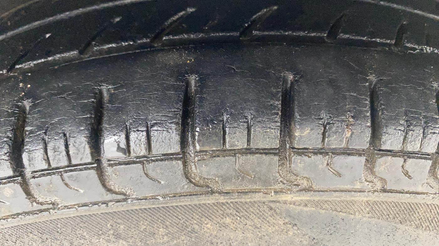 2016 Hyundai Eon ERA +, Petrol, Manual, 33,155 km, Right Front Tyre Tread
