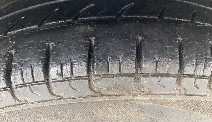 2016 Hyundai Eon ERA +, Petrol, Manual, 32,471 km, Right Front Tyre Tread