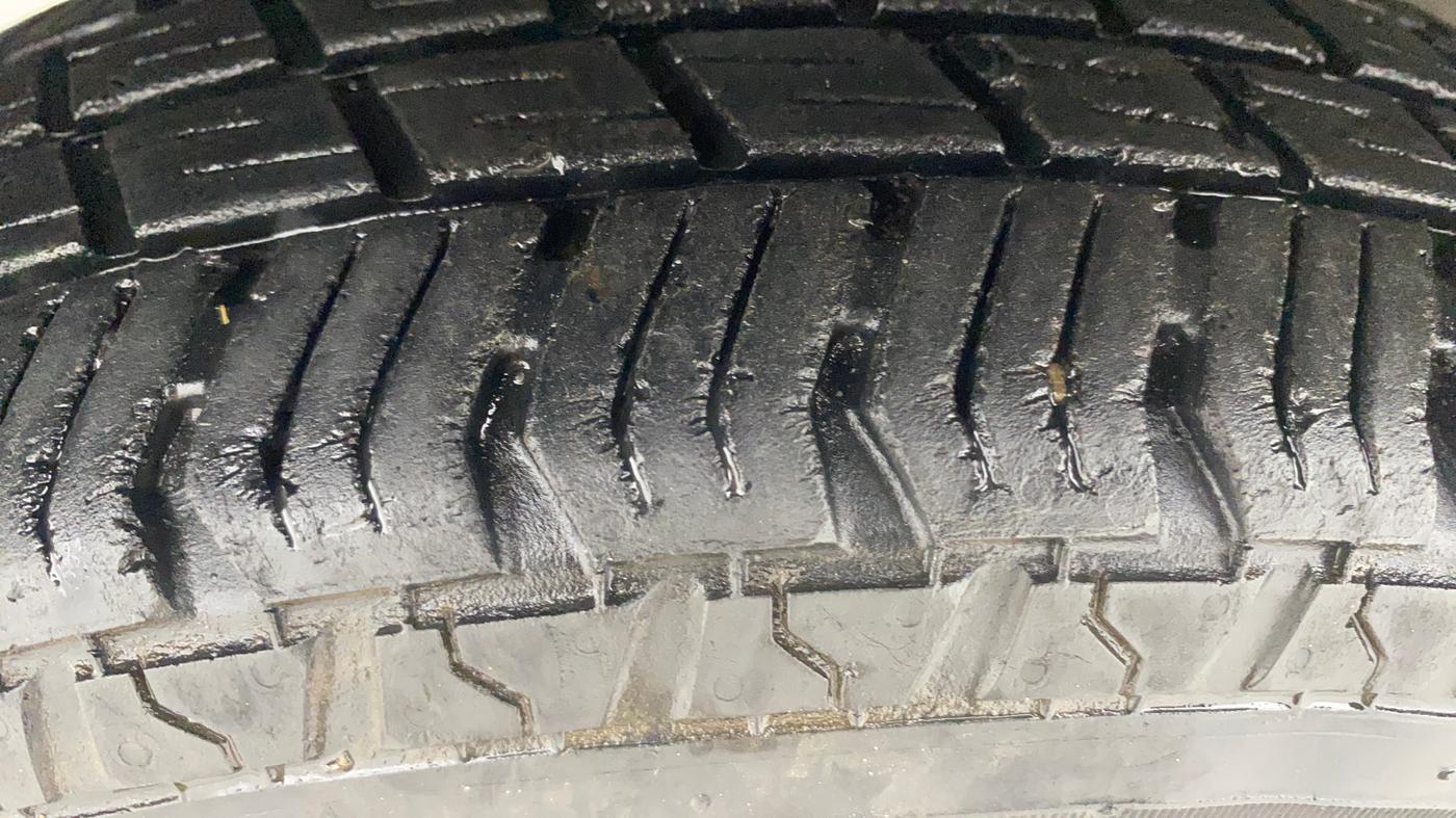 2016 Hyundai Eon ERA +, Petrol, Manual, 33,155 km, Left Front Tyre Tread