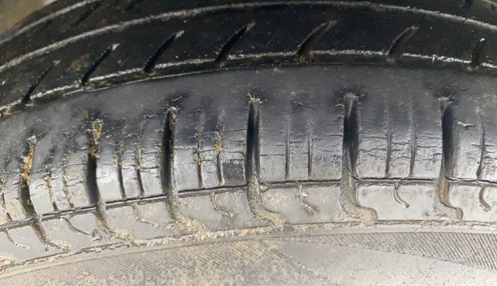 2016 Hyundai Eon ERA +, Petrol, Manual, 32,471 km, Left Rear Tyre Tread