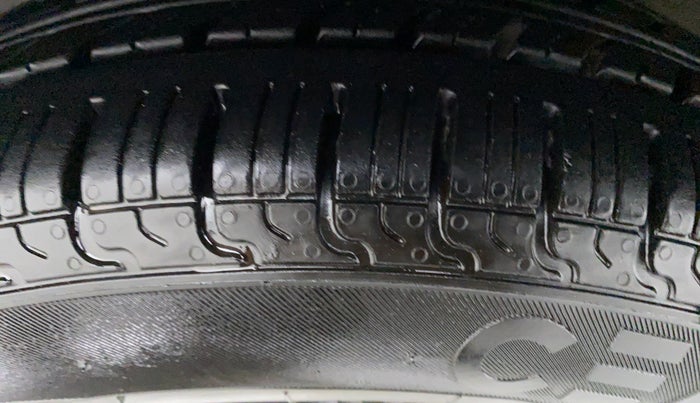 2017 Hyundai Eon MAGNA PLUS, Petrol, Manual, 30,511 km, Left Front Tyre Tread