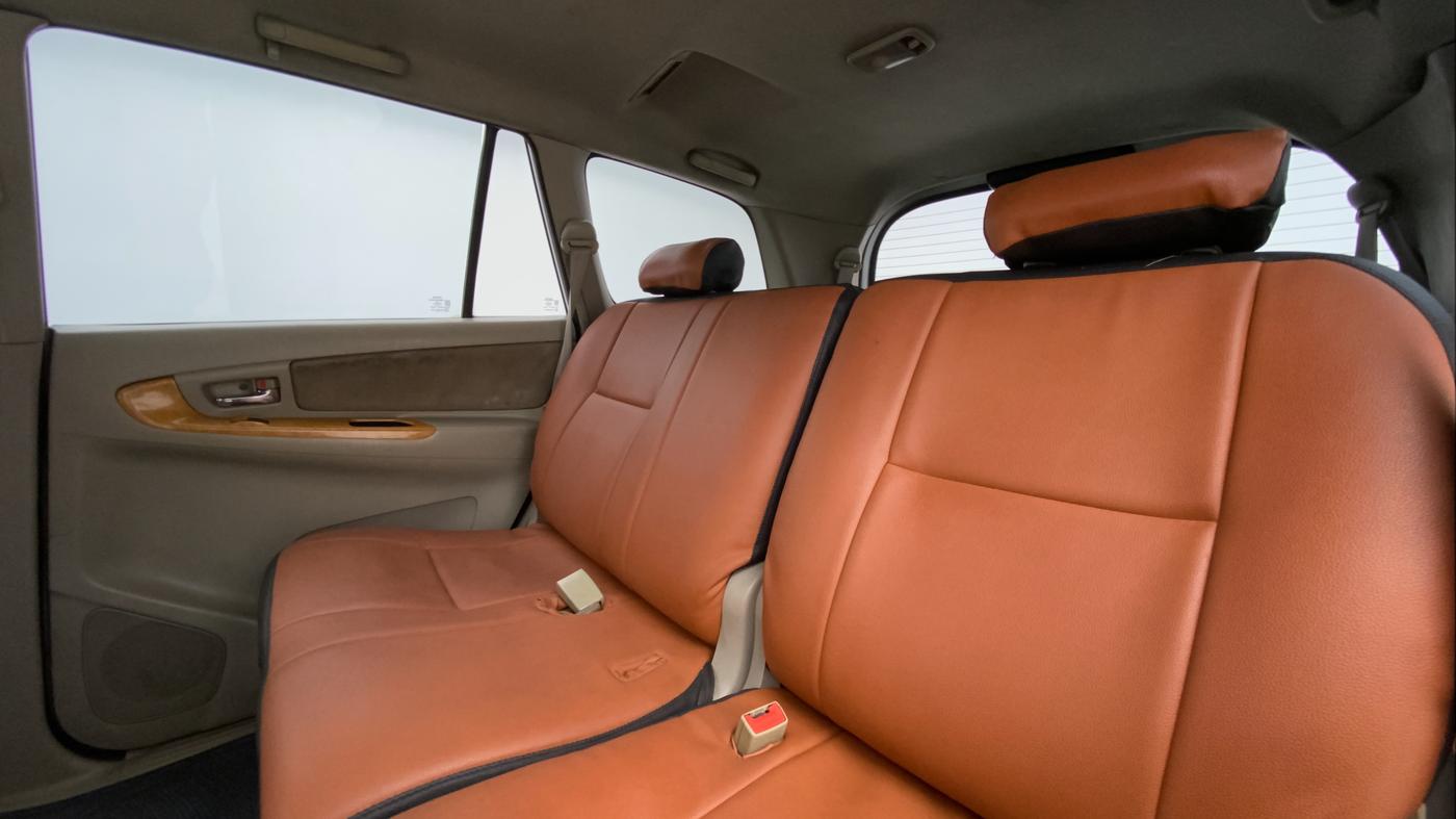 2010 Toyota Innova 2.5 V 8 STR, Diesel, Manual, 1,18,656 km, Right Side Rear Door Cabin