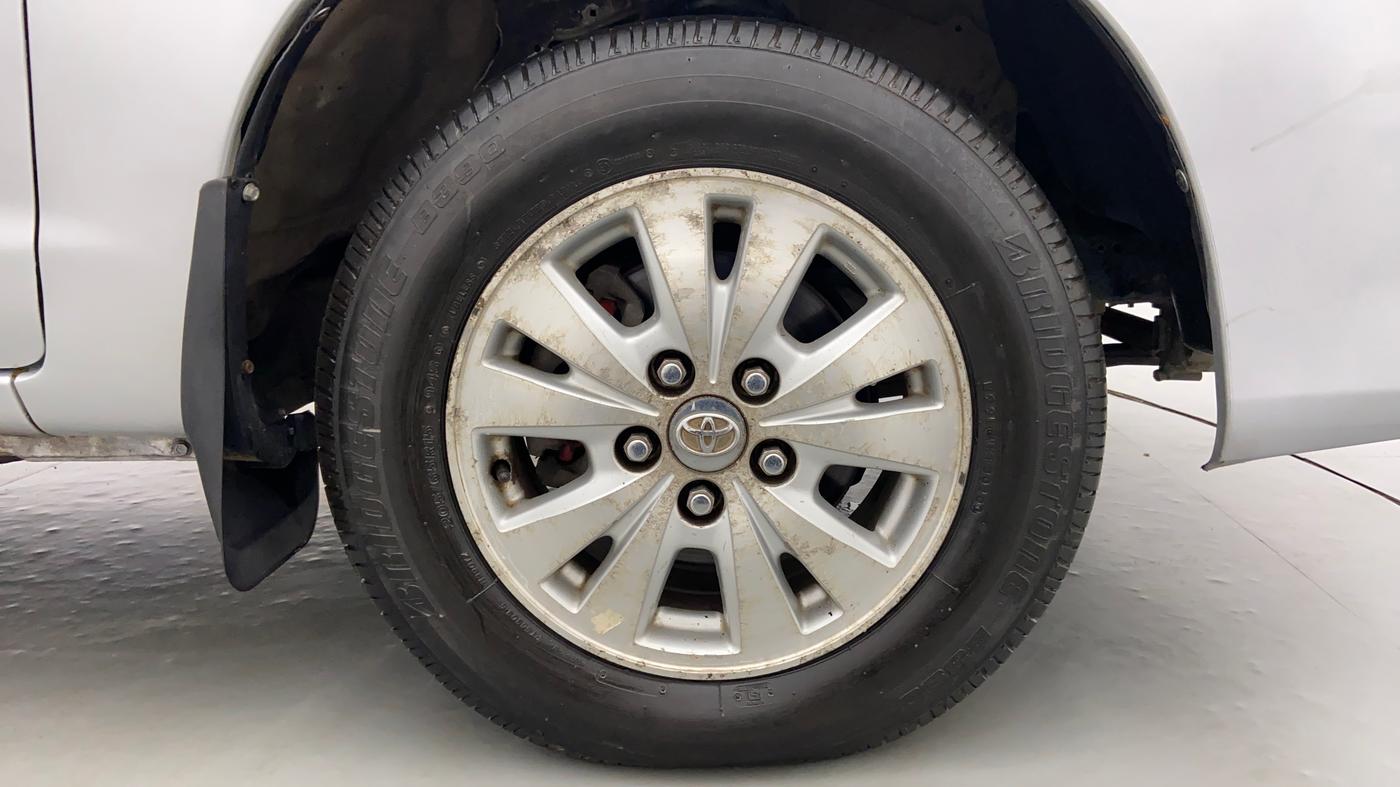 2010 Toyota Innova 2.5 V 8 STR, Diesel, Manual, 1,18,656 km, Right Front Wheel