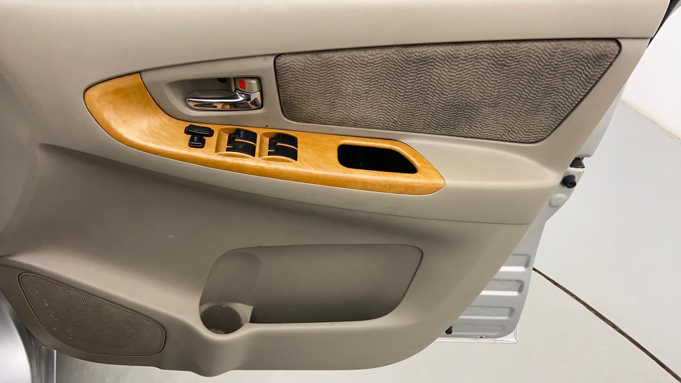 2010 Toyota Innova 2.5 V 8 STR, Diesel, Manual, 1,18,656 km, Driver Side Door Panels Control