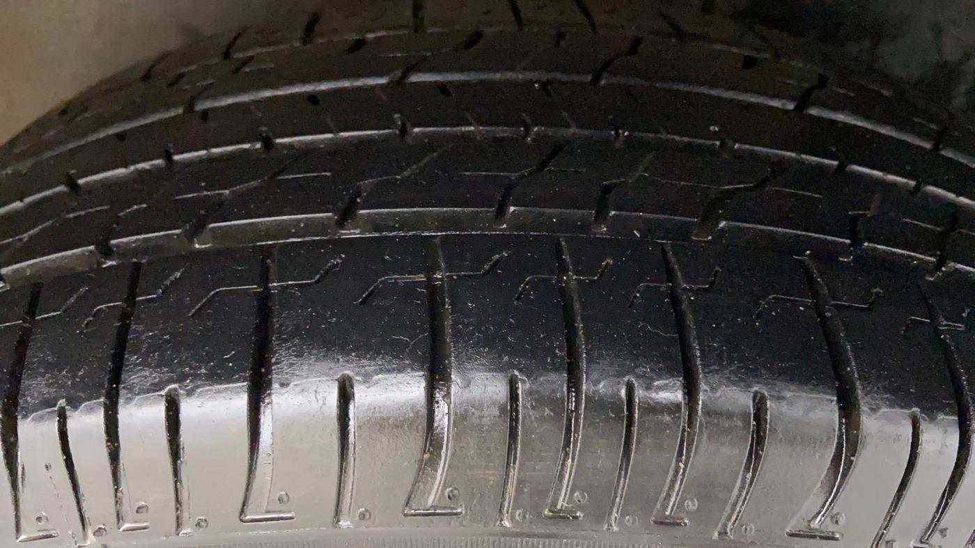 2010 Toyota Innova 2.5 V 8 STR, Diesel, Manual, 1,18,656 km, Left Rear Tyre Tread