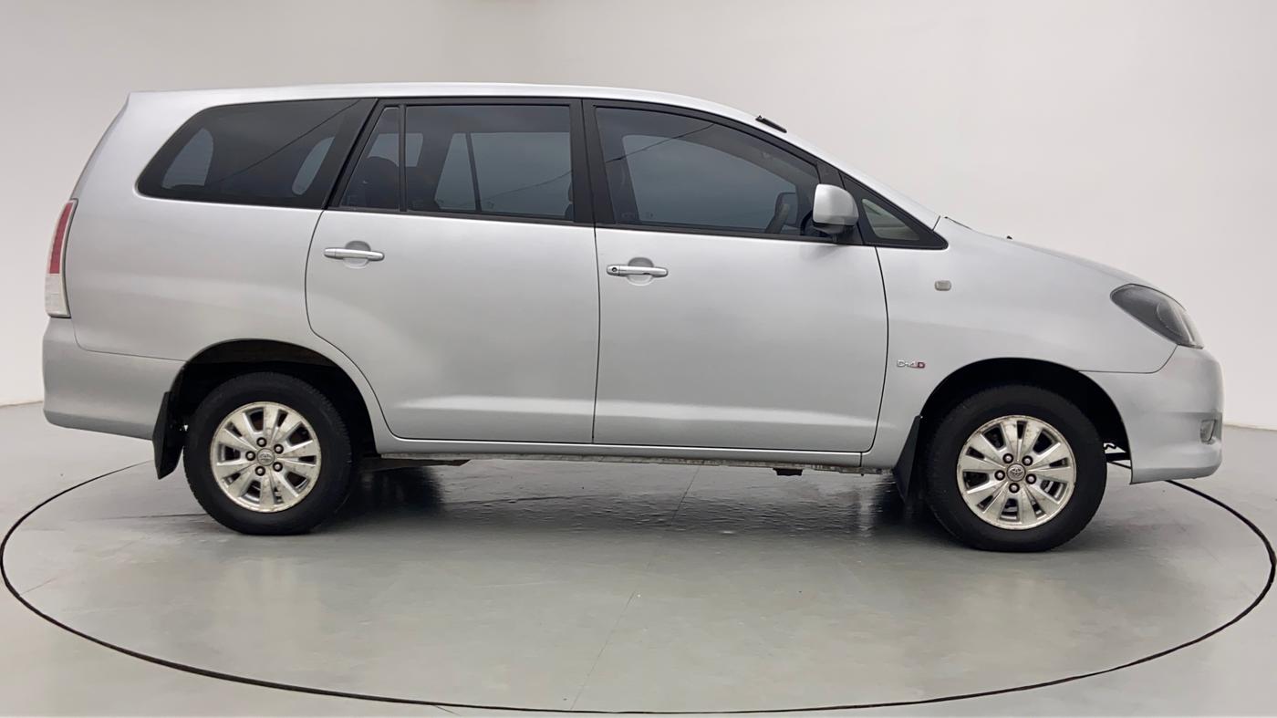 2010 Toyota Innova 2.5 V 8 STR, Diesel, Manual, 1,18,656 km, Right Side