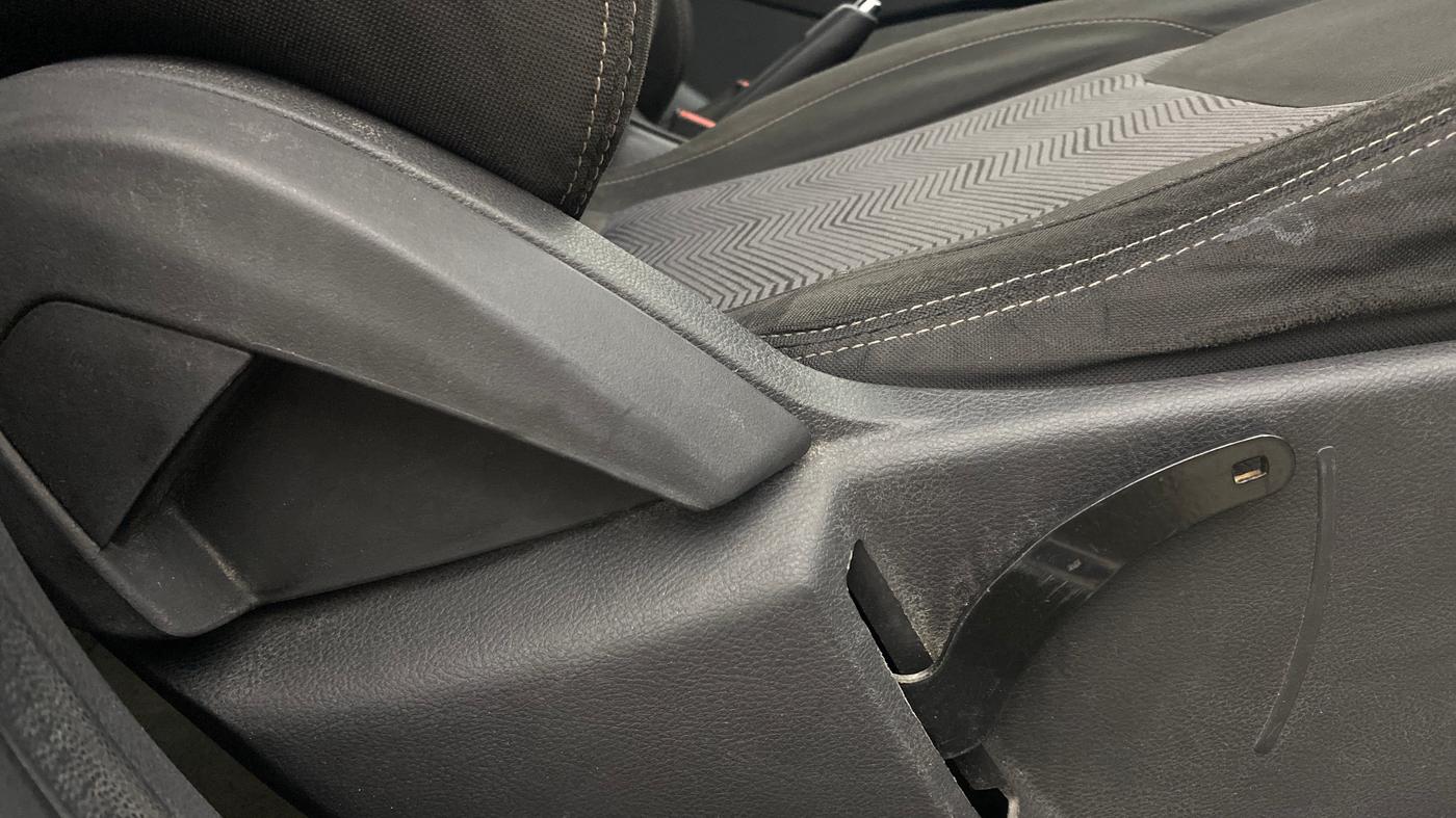 2016 Ford New Figo TITANIUM 1.5 PETROL AT, Petrol, Automatic, 79,835 km, Driver Side Adjustment Panel