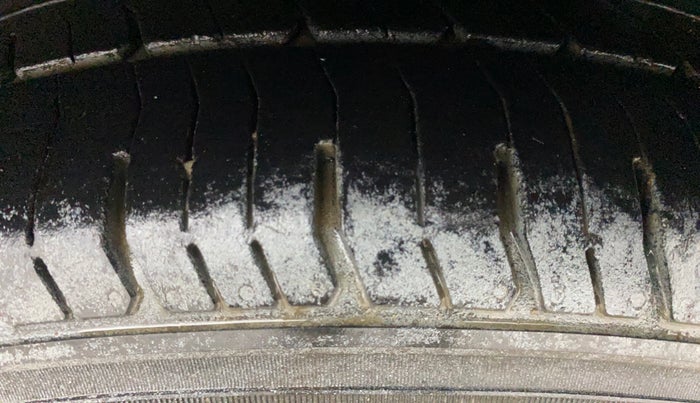 2015 Hyundai Xcent SX 1.2, Petrol, Manual, 1,20,441 km, Left Rear Tyre Tread