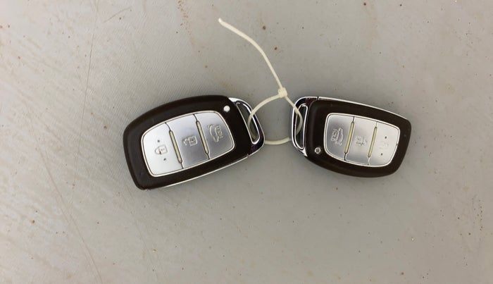 2015 Hyundai Xcent SX 1.2, Petrol, Manual, 1,20,441 km, Key Close Up