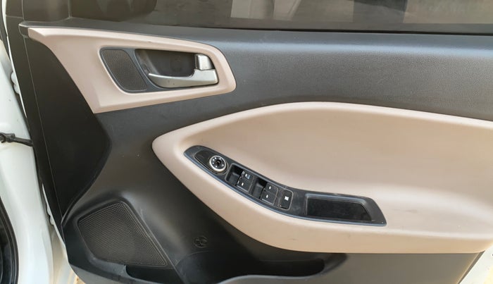 2015 Hyundai Elite i20 MAGNA 1.4 CRDI, Diesel, Manual, 1,42,570 km, Driver Side Door Panels Control