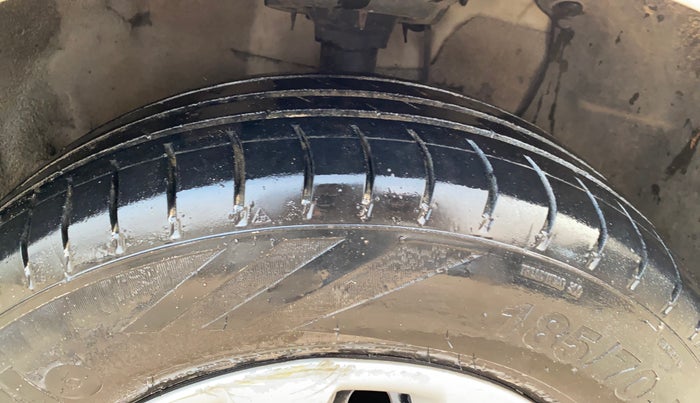 2015 Hyundai Elite i20 MAGNA 1.4 CRDI, Diesel, Manual, 1,42,570 km, Right Front Tyre Tread