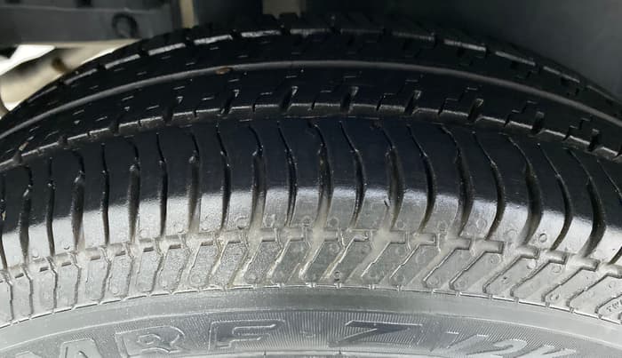 2015 Maruti Swift VXI D, Petrol, Manual, 54,070 km, Right Rear Tyre Tread