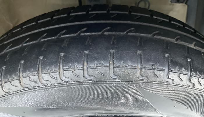 2015 Maruti Swift VXI D, Petrol, Manual, 54,070 km, Right Front Tyre Tread