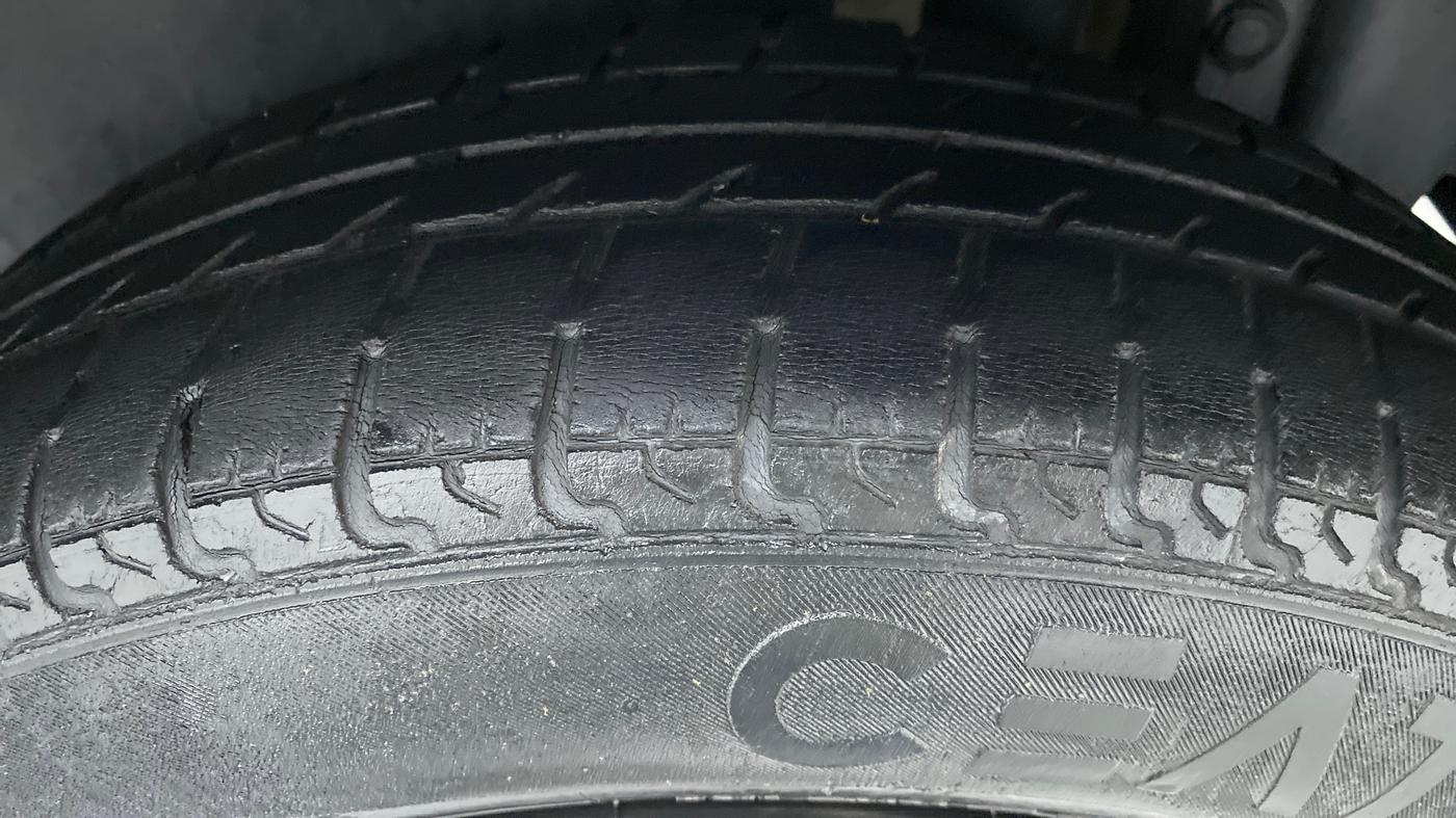2015 Maruti Swift VXI D, Petrol, Manual, 54,070 km, Left Rear Tyre Tread