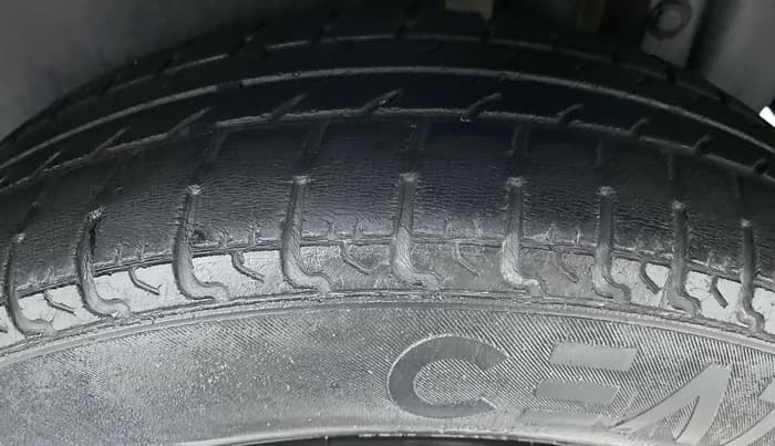 2015 Maruti Swift VXI D, Petrol, Manual, 54,070 km, Left Rear Tyre Tread