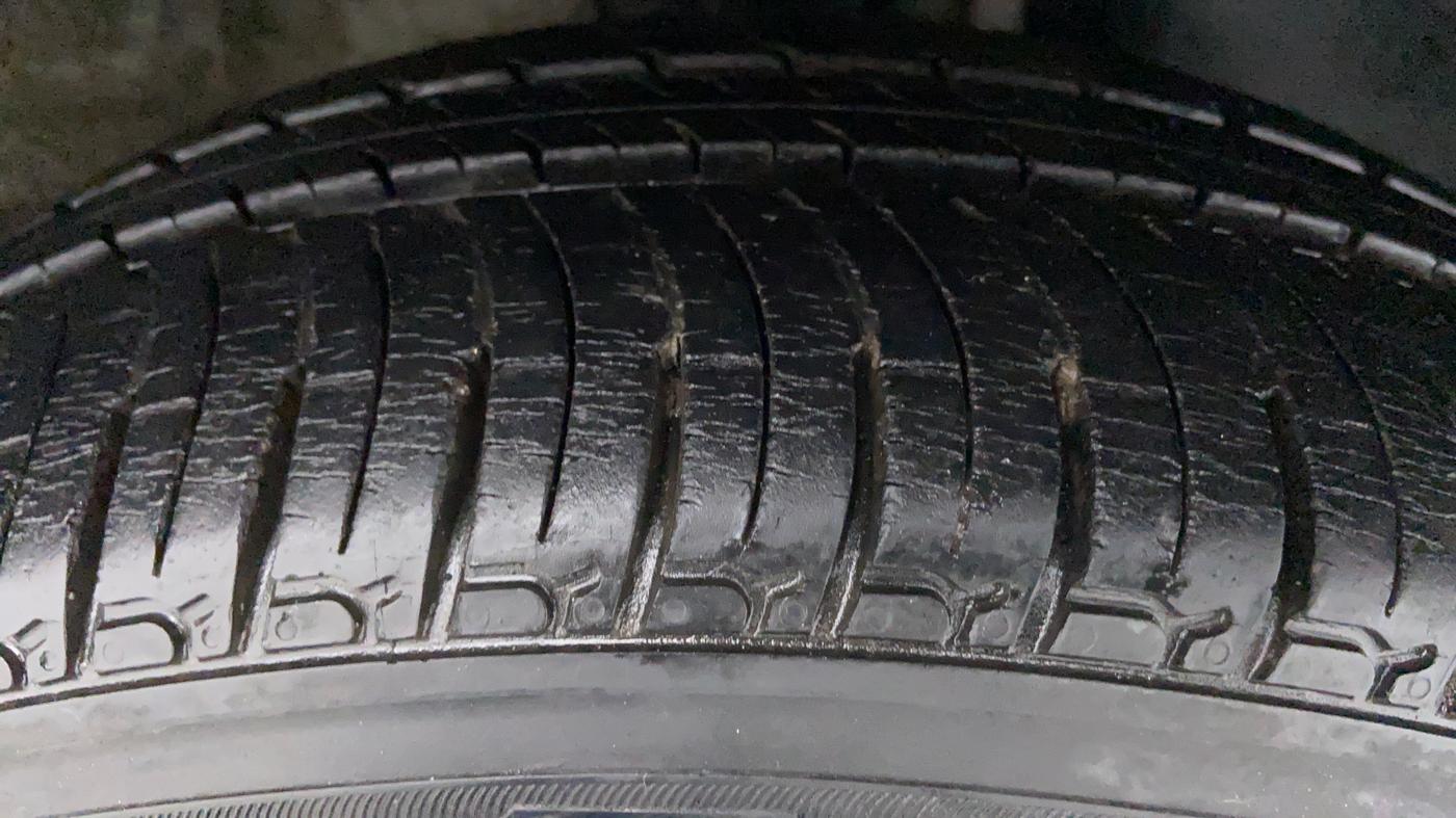 2016 Mahindra Kuv100 K6+ 6 STR, Petrol, Manual, 9,630 km, Right Front Tyre Tread
