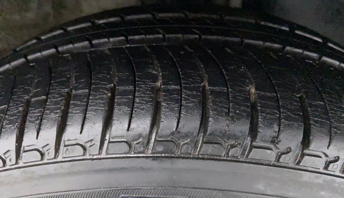 2016 Mahindra Kuv100 K6+ 6 STR, Petrol, Manual, 9,630 km, Right Front Tyre Tread