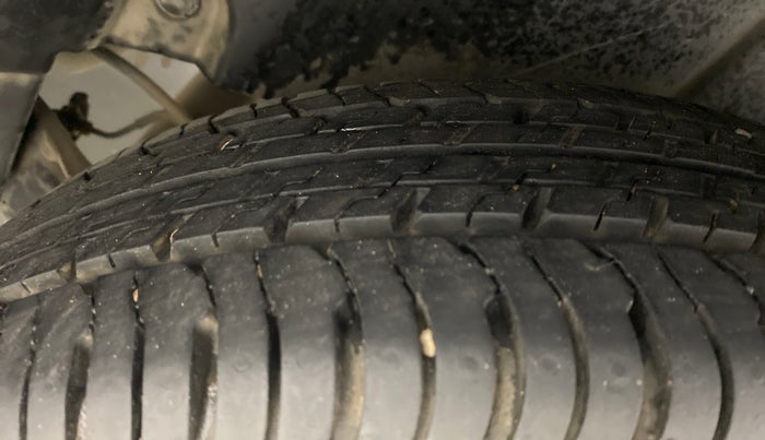 2013 Maruti Swift LXI D, Petrol, Manual, 60,583 km, Left Rear Tyre Tread