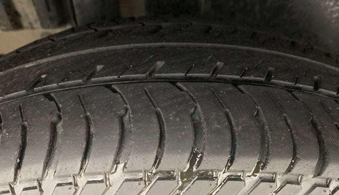 2013 Maruti Swift LXI D, Petrol, Manual, 60,583 km, Right Rear Tyre Tread