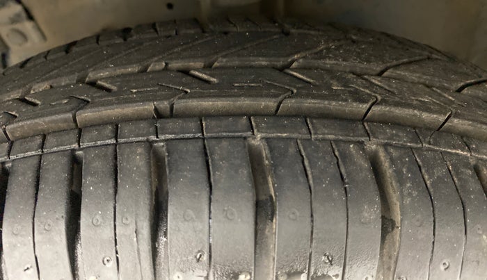 2013 Maruti Swift LXI D, Petrol, Manual, 60,583 km, Left Front Tyre Tread