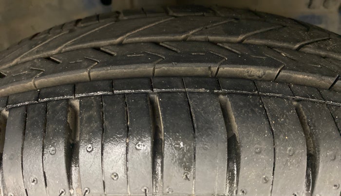 2013 Maruti Swift LXI D, Petrol, Manual, 60,583 km, Right Front Tyre Tread