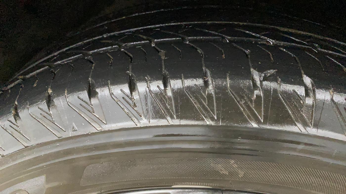 2022 Mahindra XUV700 AX 7 P AT 7 STR, Petrol, Automatic, 53,385 km, Left Front Tyre Tread